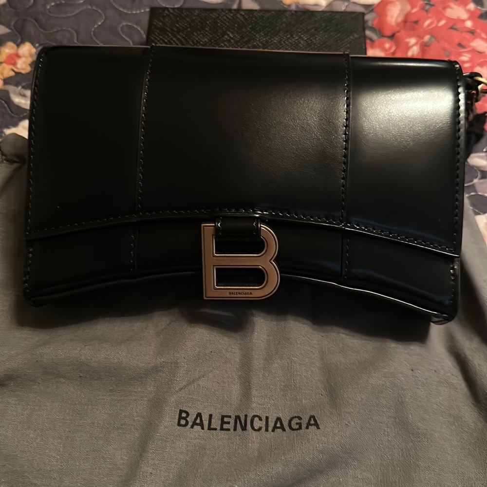 Hourglass purse